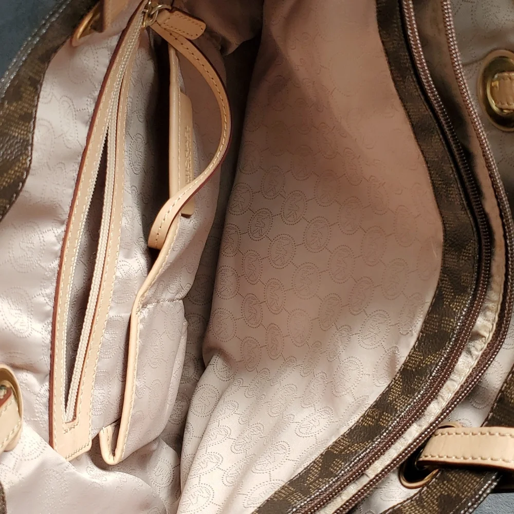 Michael Kors Signature Jet Set Travel Shoulder Bag - Picture 12 of 12